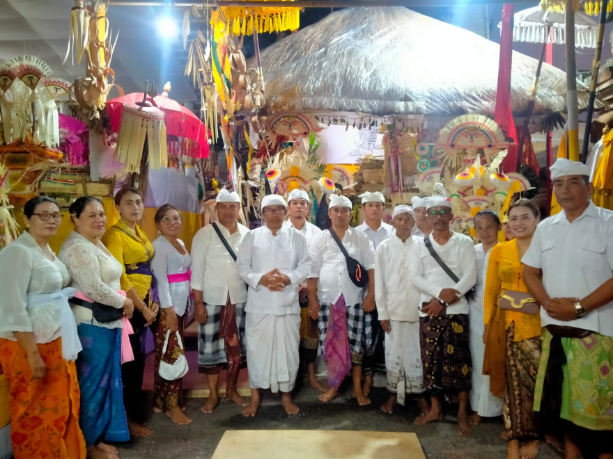 PEMERINTAH DESA BERSAMA BUMDesa MERTANADI MELAKSANAKAN PERSEMBAHYANGAN BERSAMA DI PURA DALEM DESA BUWIT