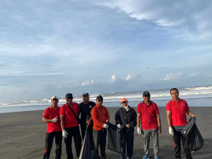 PERANGKAT DESA BUWIT IKUTI KEGIATAN BERSIH-BERSIH DI PANTAI NYANYI
